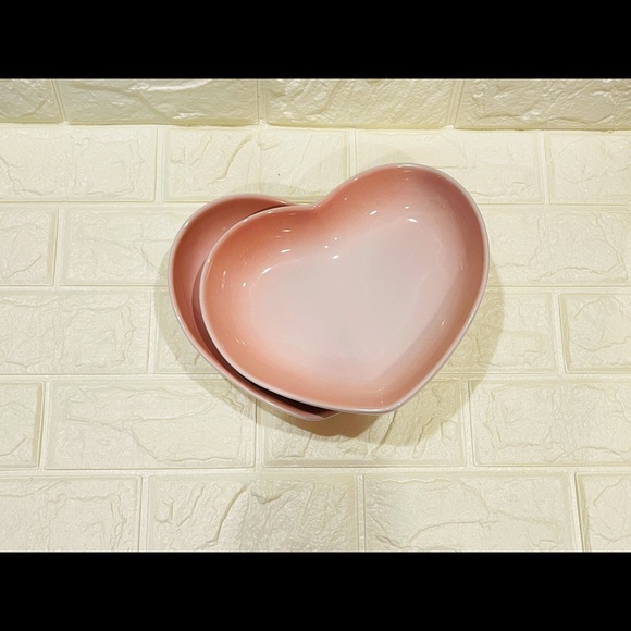 Le Creuset Heart Curved Dish Set of 2 - Picture 2 of 5